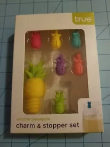 True Brand: Regenbogen Silikon Ananas Weinflasche Stopfen & 6 Glas Charms, NEU - Bild 1 von 10