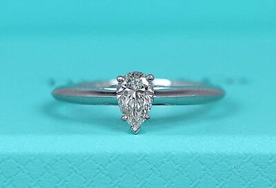 Anillo de compromiso solitario de diamantes pera platino VS2 $5,350 Tiffany & Co 0,50 quilates H VS2 Foto 1 de 4