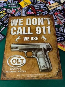 WIR RUFEN NICHT 911 AN WIR VERWENDEN COLT METALL ZINNSCHILD MIT KOSTENLOSEM AUFNÄHER dtom Vintage Garage - Bild 1 von 2