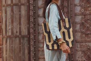 Rugmoda elegante handgefertigte Zari Beuteltasche aus Baumwolle mit Henkeln aus veganem Leder - Bild 1 von 5