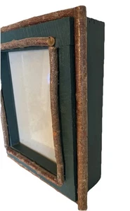 Gabinete de pared marco de fotos ramitas de cabina rústicas verde primitivo 13”x12”x3,5 de colección - Imagen 1 de 20
