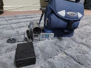Hitachi DVDCAM DZ-GX5060E Handheld Mini DVD Camcorder Silver Tested - Picture 1 of 5
