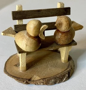 Vintage Mini rustikal Holz handgeschnitzt "Vögel auf Bank" 1,5 "H x 1 3/4" Basis - Bild 1 von 6