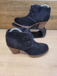 Clarks Artisan Carleta Lyon Suede Ankle Boots Booties Uk 5.5 Navy Stunning  - Picture 1 of 16