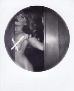 Polaroid pellicola bianca e nera casalinga nuda femminile copia originale non censurata - Foto 1 di 1