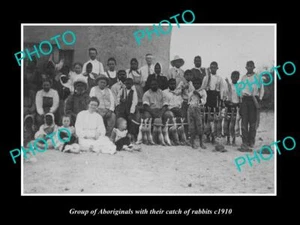 FOTO ANTIGUA TAMAÑO POSTAL DE GRUPO ABORIGEN CON SU CONEJO MATANDO c1910 - Imagen 1 de 1