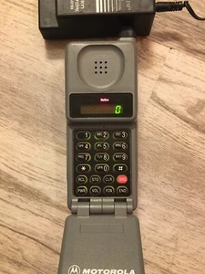 Motorola Digital Personal Communicator Original Flip Phone 110Volt & Car Charger - Photo 1 sur 14