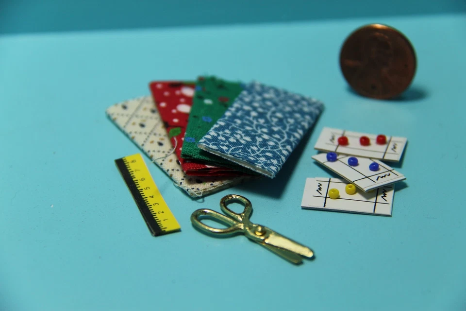 Juego de costura en miniatura para casa de muñecas con telas tijeras tarjetas de botón y más IM66095 Foto 1 de 1