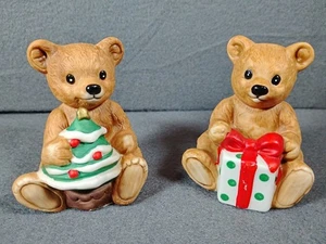 Set of 2 Homco #5505 Christmas Ceramic Teddy Bears Tree & Present Holiday Decor - Afbeelding 1 van 5