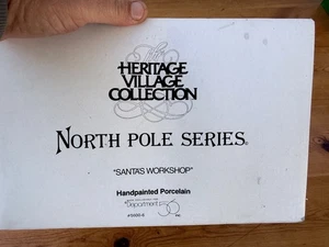 DEPT 56 Santas Workshop Heritage Weihnachtsdorf Nordpol Serie NEU - Bild 1 von 5