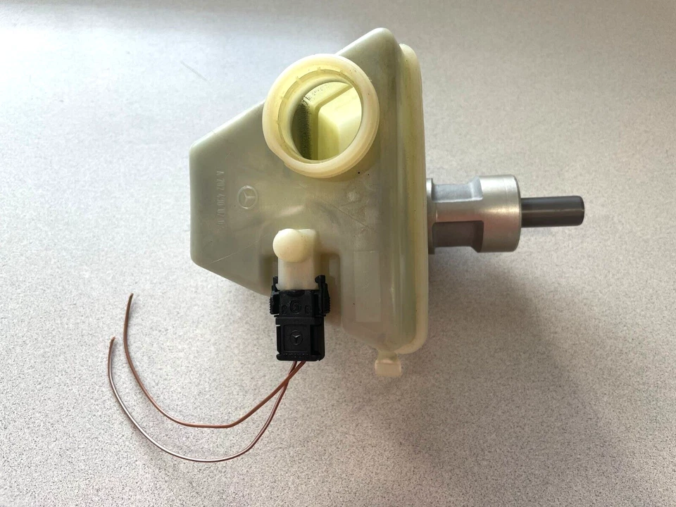 1996-2002 MERCEDES-BENZ E320 E430 W210 ~ BRAKE MASTER CYLINDER ~ A0054308301 - Image 1 of 4