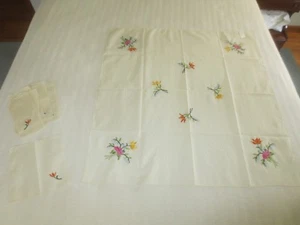 NEW RICAMO FIORENTINO EMBROIDERED 33" x 34 1/2" Tablecloth & (6) 8" Sq. Napkins - Imagen 1 de 6
