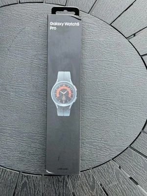 Samsung Galaxy Watch 5 Pro 45mm Titangehäuse mit Silikonarmband - Black Titanium - Bild 1 von 4