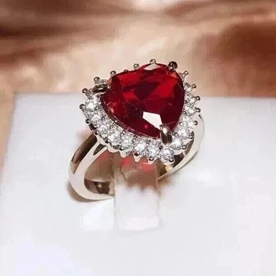 Alianza de oro blanco de 14 quilates con halo de diamantes y rubí rojo corte corazón de 4 quilates talla grande 6-12 Foto 1 de 4