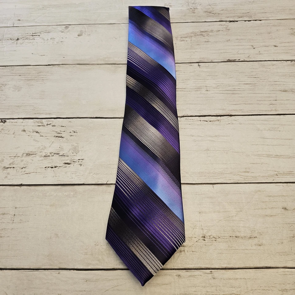 Gravata APT 9 masculina clássica roxa azul preta listrada prata poliéster formal - Imagem 1 de 4