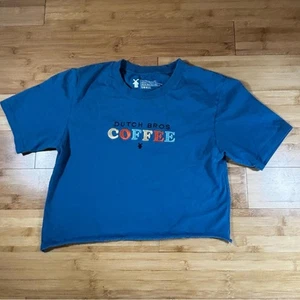 Camiseta recortada con logotipo bordado Dutch Bros café azul pequeña - Imagen 1 de 6