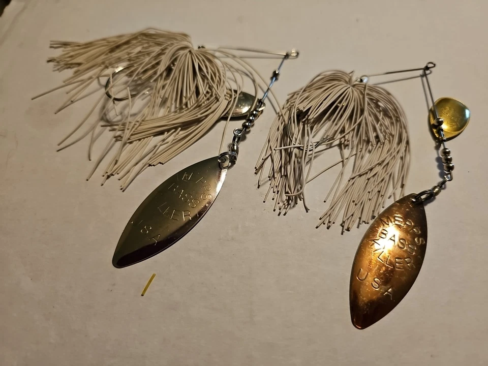 2 MEPPS Bass Killer Spinnerbait 3/8 oz blanco 1 hojas de oro 1 hojas de plata sin usar Foto 1 de 1