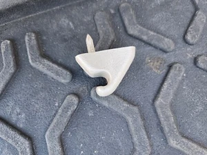 1996-1997 Lexus LX450 FZJ80 TAN SUN VISOR RETAINER CLIP Toyota Land Cruiser - Picture 1 of 4