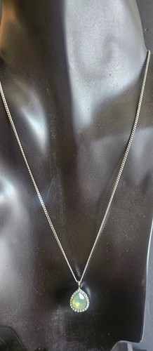 Collana con ciondolo vintage Givenchy tono argento a forma di lacrima vaselina verde