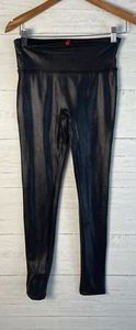 Leggings Spanx by Sara de tiro medio de cuero sintético en blanco negros medianos - Imagen 1 de 8