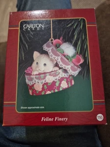 Carlton Cards Decorazione Natalizia Feline Finery Gatto In Scatola Scarpiera - Foto 1 di 6
