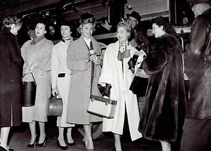 1954 Vintage Photo "Miss World" Beauty May-Louise Flodin & French Fashion Models - Picture 1 of 2