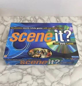 Mattel SCENE IT DVD Film Trivia Gioco da Tavolo Originale Prima Edizione 2003 Completo - Foto 1 di 6