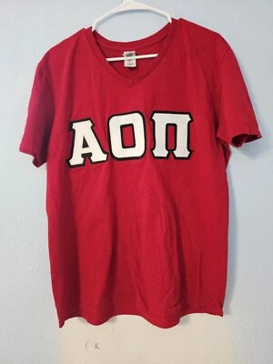 Camisa Alpha Omicron Pi Roja Cuello en V Letra Griega Talla Grande Foto 1 de 4