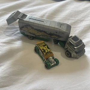 Hot Wheels Bank Super Rigs Bank Roller Hauler inklusive gepanzertem Auto Geldklammer  - Bild 1 von 8