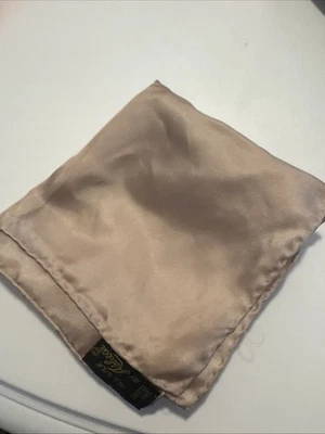 "Cuadrado de bolsillo de seda para hombre de Ashears enrollado a mano bronceado 18"" cuadrado" Foto 1 de 4