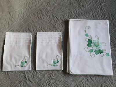 Nappe Brodée main Incrustations vertes et 12 serviettes assorties. - Photo 1/4