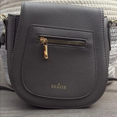 Bolso Bandolera Kedzie Cuero Sintético Guijarro Gris con Cremallera Dorada Foto 1 de 4