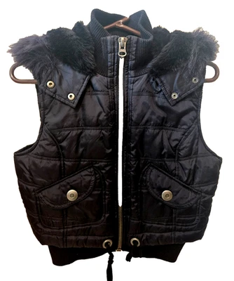 Chaqueta sin mangas con capucha de piel sintética negra grande BB's Closet para niña Foto 1 de 4