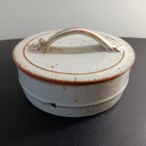 Handgefertigter signierter, gesprenkelter brauner Steinzeug Topf/Auflaufform mit Deckel - Bild 1 von 11