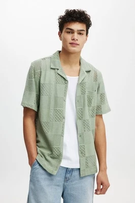 Camisa con botones de manga corta de ajuste regular verde mediano COTTON ON para hombre Foto 1 de 2
