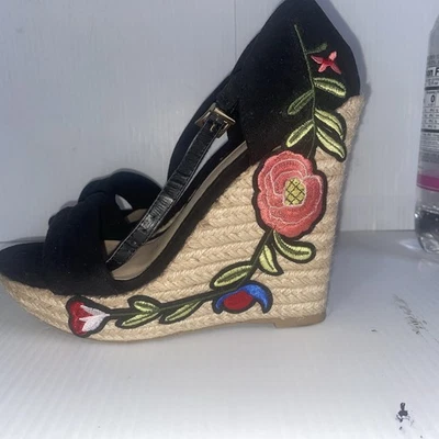 Sandalias de cuña Wild Diva Lounge terciopelo negro talla 7,5 apliques florales bordados. Foto 1 de 3
