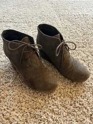 Tom’s Desert Wedge Military Green Suede Perforated, Womens, Size 9.5 - Image 1 of 4