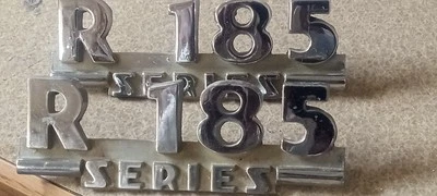 Emblemas cromados serie International R185 Foto 1 de 2