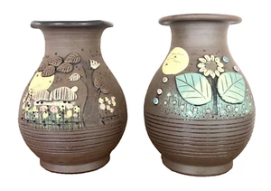 Adorable Japan Studio Art Pottery Pair of Vases Applied Details Signed 6.5" Tall - Foto 1 di 14