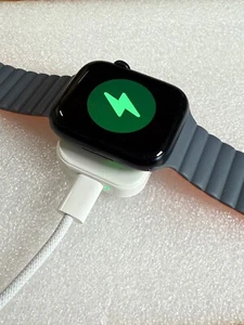 Chargeur Magnétique avec témoin lumineux pour Apple Watch tout modèles. - Zdjęcie 1 z 2