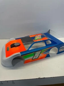 Carrocería de carreras LC Racing L6257 Dirt Oval pintada chasis largo - Imagen 1 de 4