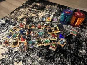 ¡Estuches de transporte giratorios BAKUGAN (2), 25 BAKUGAN Brawlers y 58 tarjetas (30 de metal)! - Imagen 1 de 24