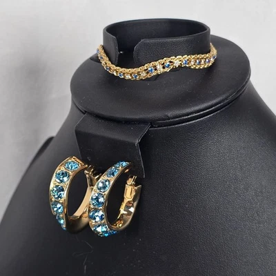 Kenneth Jay Lane 金色环状耳环和手链套装蓝色水钻口音 — 第 1/4 张图片