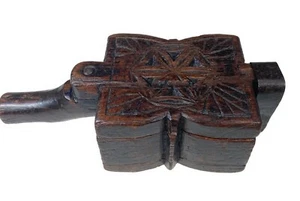 Scatola portaoggetti in legno intagliato a mano scomparti maniglia chiusura primitiva girevole - Foto 1 di 9