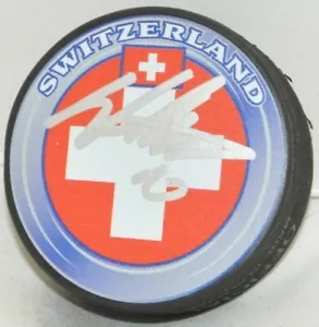 Sven Andrighetto Avalanche Canadiens KHL firmato Svizzera bandiera hockey puck certificato di autenticità - Foto 1 di 1