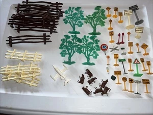 Lot # 1 Railroad Display Accessories Plasticville And Others 53 Pieces - Picture 1 of 9