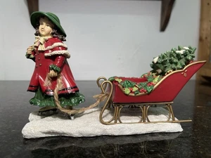 Estatuilla de niña con trineo Seasons of Cannon Falls Midwest Traditions - Imagen 1 de 14