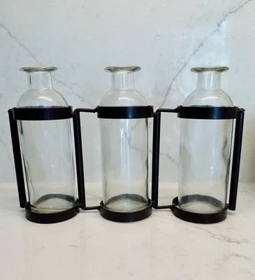 Jarrón de metal y vidrio de 3 botellas rústico granja con soporte de metal con bisagras Foto 1 de 4