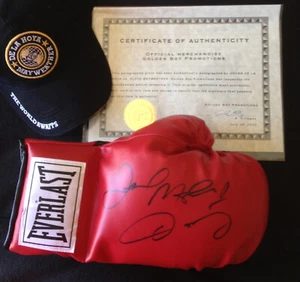 Oscar De La HOYA & Floyd MAYWEATHER Signed Boxing Glove + FREE Hat by Golden Boy - Picture 1 of 4