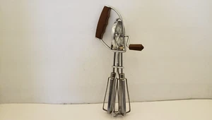 VINTAGE HAND CRANK EGG BEATER, ANGLE HANDLE, BROWN, STAINLESS STEEL BEATERS - Picture 1 of 5